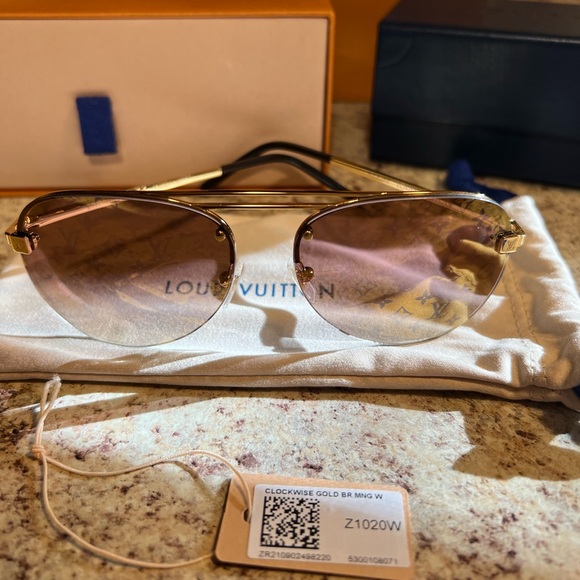 LOUIS VUITTON Clockwise Sunglasses Gold Monogram NWT - Picture 4 of 15